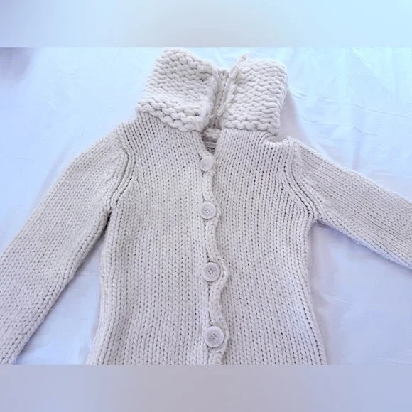 Super soft, cozy off-white wool cardigan with large button up Peter Pan collar - Picture 2 of 13